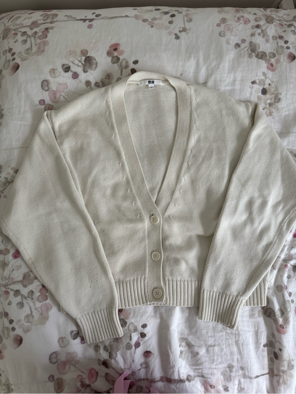 Uniqlo Cream V‑Neck Button Cardigan